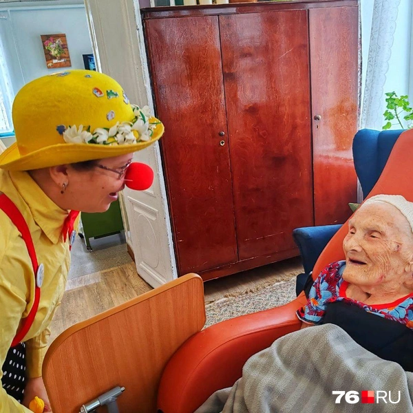 Волонтеры часто приезжают в Дом милосердия, чтобы порадовать его подопечных | Источник: Дом милосердия кузнеца Лобова
