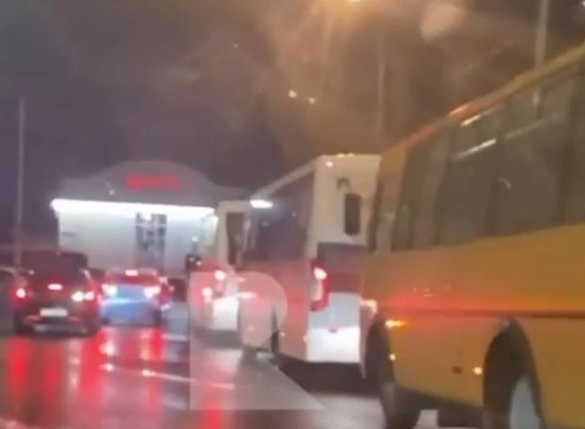 У вокзала Рязань-2 засняли колонну автобусов для беженцев из Донбасса | ya62.ru