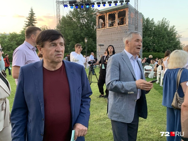 Спикер облдумы Фуат Сайфитдинов облачился в классический светло-серый костюм. Его коллега — депутат думы — Владимир Майер выбрал синий и бордо, отказавшись от рубашки в пользу однотонной футболки | Источник: Полина Перепелица / 72.RU