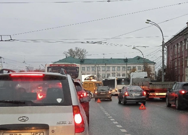 Пробка собралась на площади Сибиряков-Гвардейцев | Источник: Ulyana/2ГИС