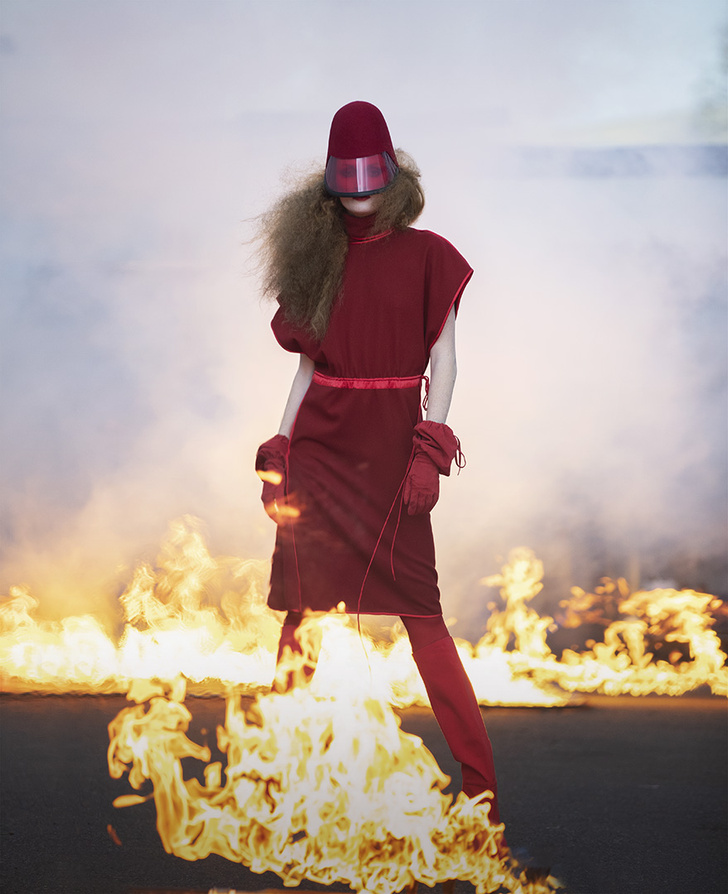 3,5 фотографии женщин в красном в огне