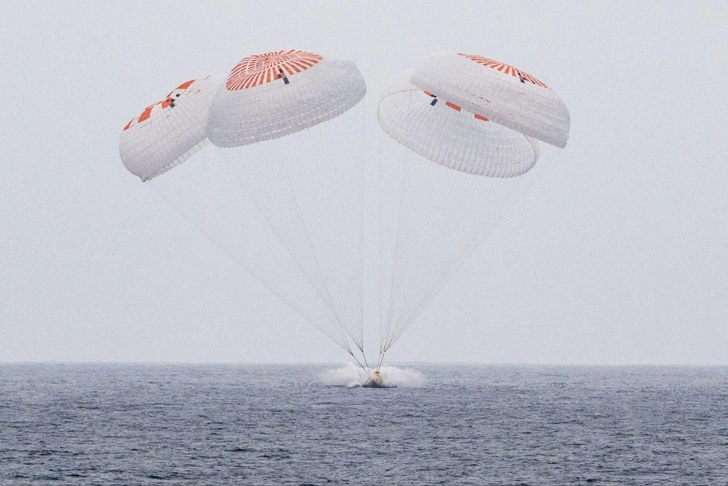 Конец миссии Crew-10: корабль Crew Dragon благополучно доставил на Землю четырех астронавтов с МКС | Источник: SpaceX