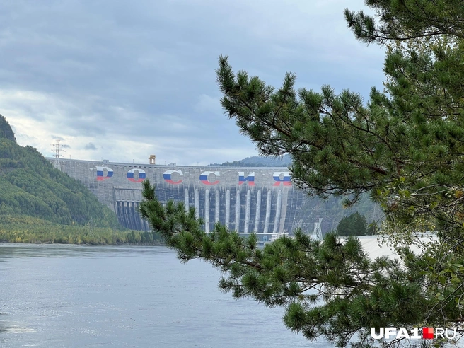 Высота плотины чуть более 200 метров | Источник: Андрей Бирюков / UFA1.RU