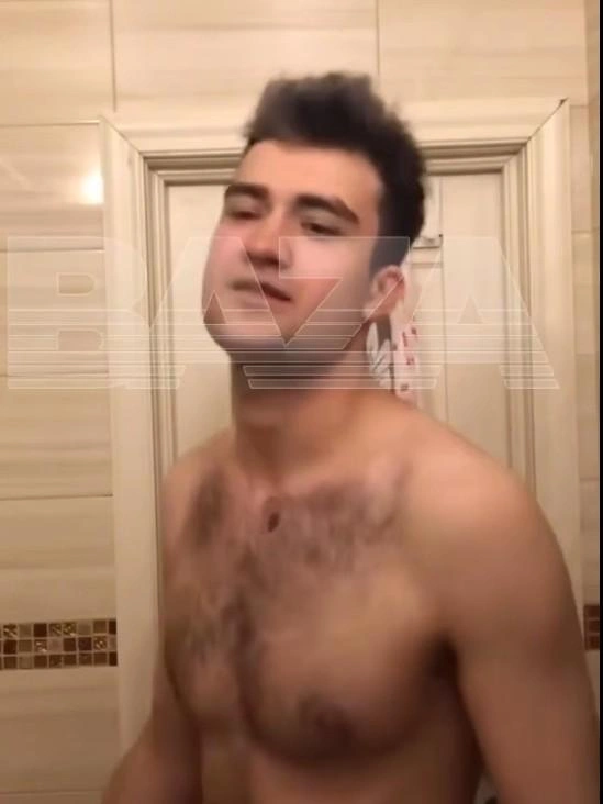 21-летний Матвей Орешков, арестованный за домогательства, танцует и перед зеркалом | Источник: Baza / T.me