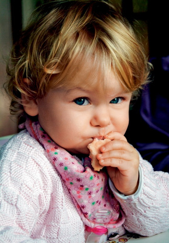 Детское печенье: учимся жевать