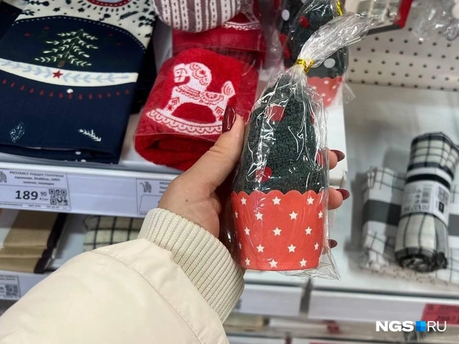 Тут удалось найти довольно бюджетные подарки в виде домашнего текстиля | Источник: Настасья Медведева / NGS.RU