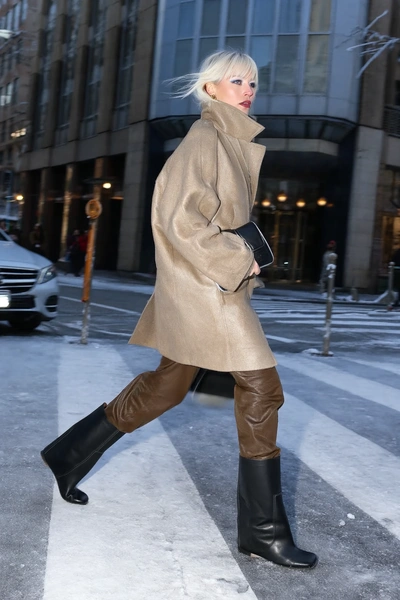 высокие сапоги, высокие зимние сапоги, сапоги кожаные высокие, сапоги выше колена, под высокие сапоги, с чем носить высокие сапоги, высокие черные сапоги, сапоги на высокой подошве, широкие высокие сапоги, сапоги казаки высокие | Источник: theDay/higgsfield 