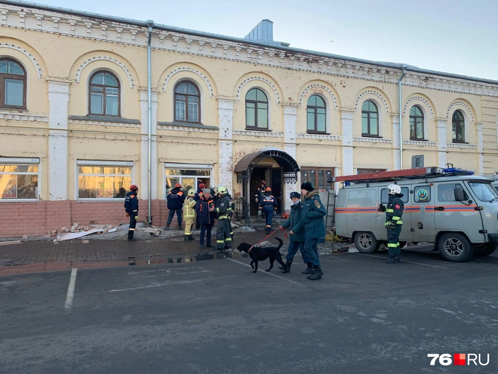 В здании шел ремонт. Владелец соседнего помещения говорит, что рабочие расширяли подвал | Источник: Полина Зайцева