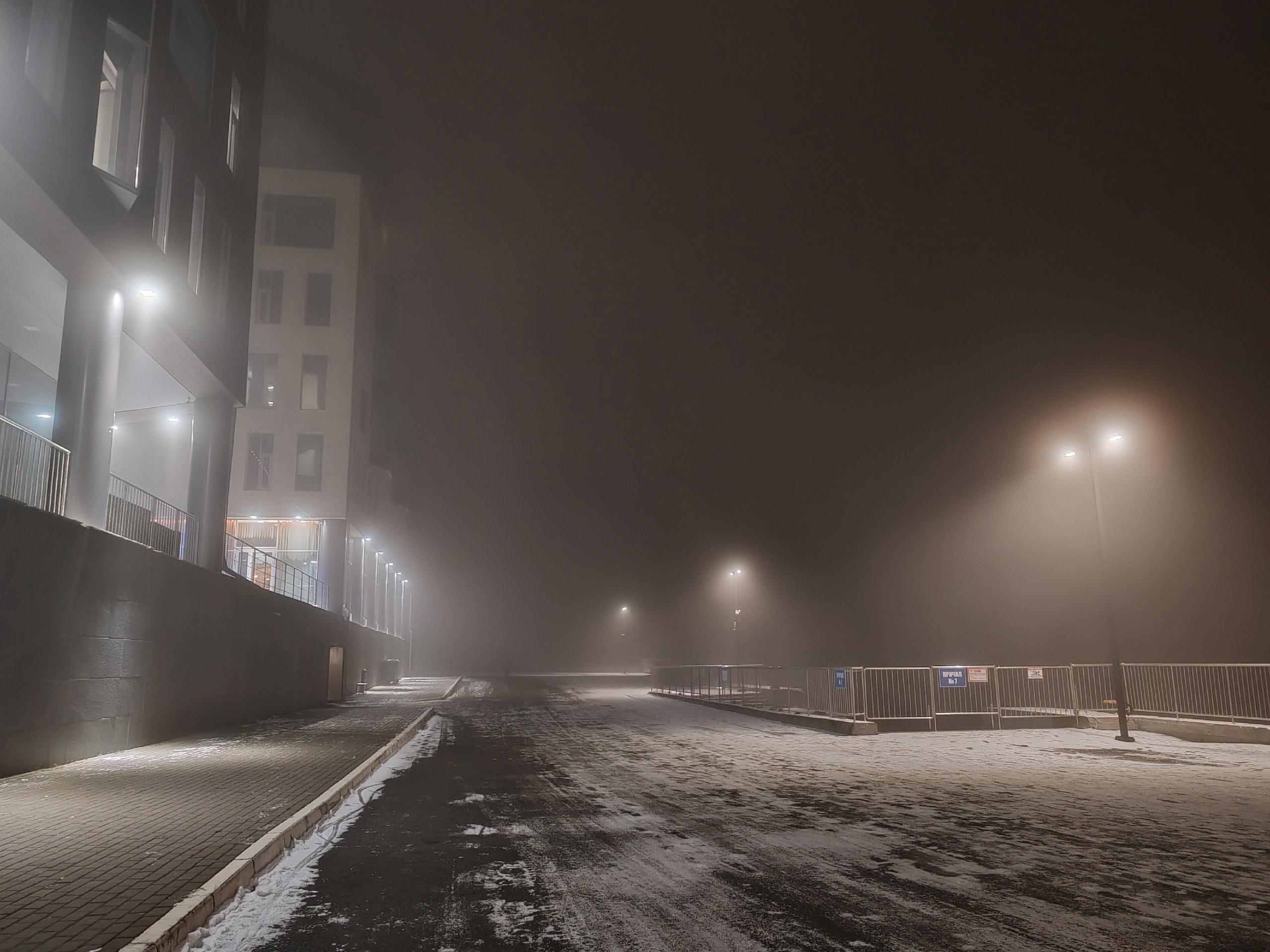 Будьте осторожны на дорогах: Архангельск погрузился в туман