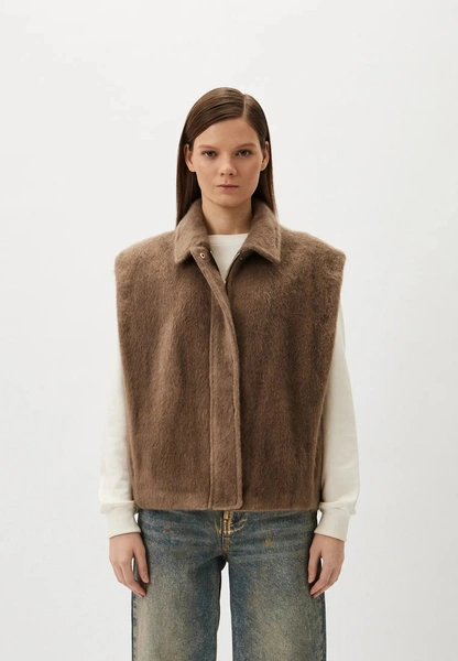 Меховые жилетки снова в тренде, но не те, что мы любили в нулевых Меховые жилетки снова в тренде, но не те, что мы любили в нулевых