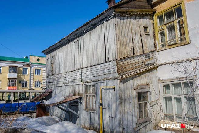 Деревянный пристрой еще целый | Источник: Булат Салихов / UFA1.RU