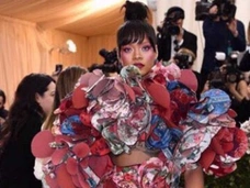 Рюши, стразы и нескромные вырезы: звезды блеснули на балу Met Gala