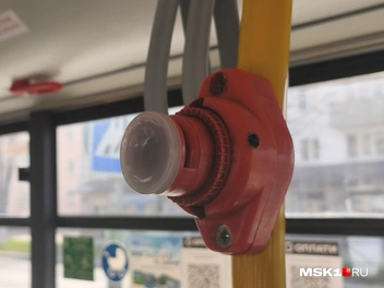В салоне обычно несколько дыроколов | Источник: Михаил Мечев / MSK1.RU