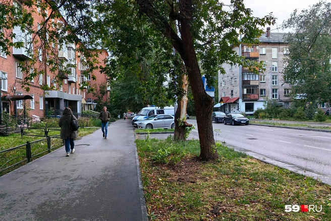 Пока у дома проходило собрание жильцов, на месте работали полицейские, их машину видно, оставленную на парковке | Источник: Мария Квашнина