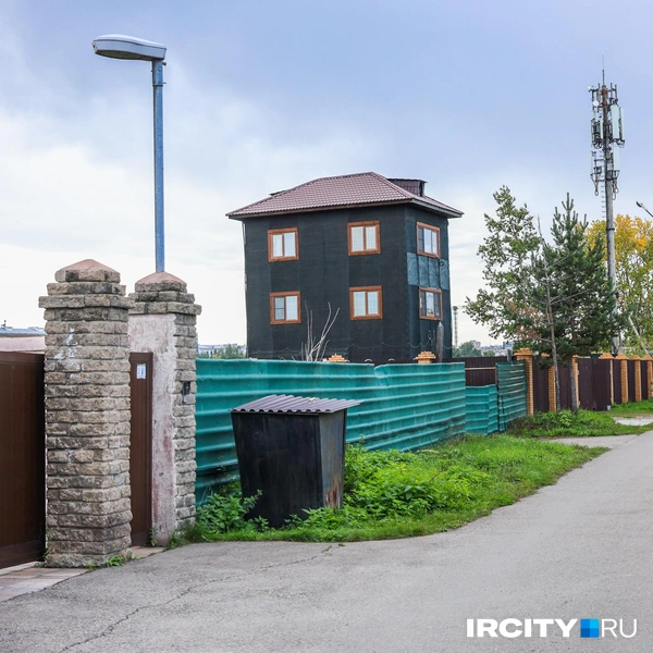 Улицы с коттеджами даже лучше заасфальтированы | Источник: Ксения Филимонова / «ИрСити»