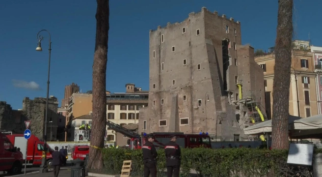 Часть средневековой башни Конти обрушилась в самом центре Рима | Источник: APT / YouTube