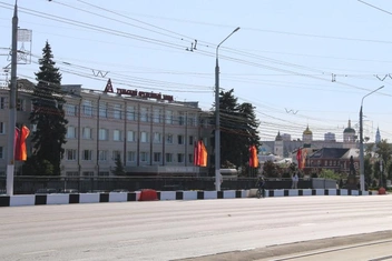 А это такие же флаги на Зареченском мосту | Источник: Администрация Тулы