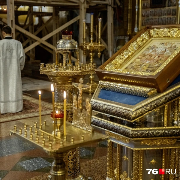 За хоккеистов поставили свечки | Источник: Александр Куренной / 76.RU