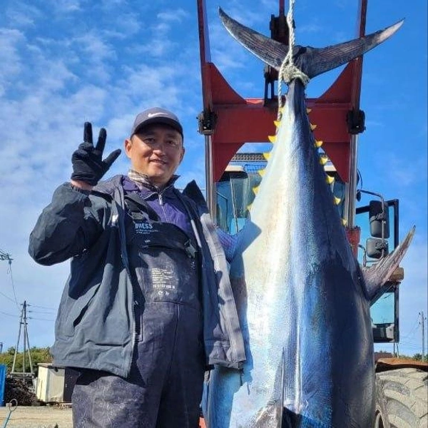 Между собой рыбаки называют этих особей «тунцы-монстры» | Источник: АСТВ.ру — новости Сахалина и Курил / Telegram