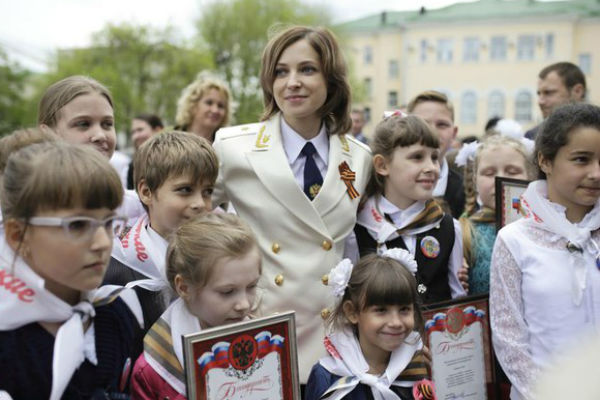 Наталья Поклонская общается с крымскими детьми