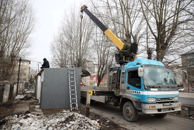 Незаконный киоск демонтировали на улице Трикотажной в Новосибирске