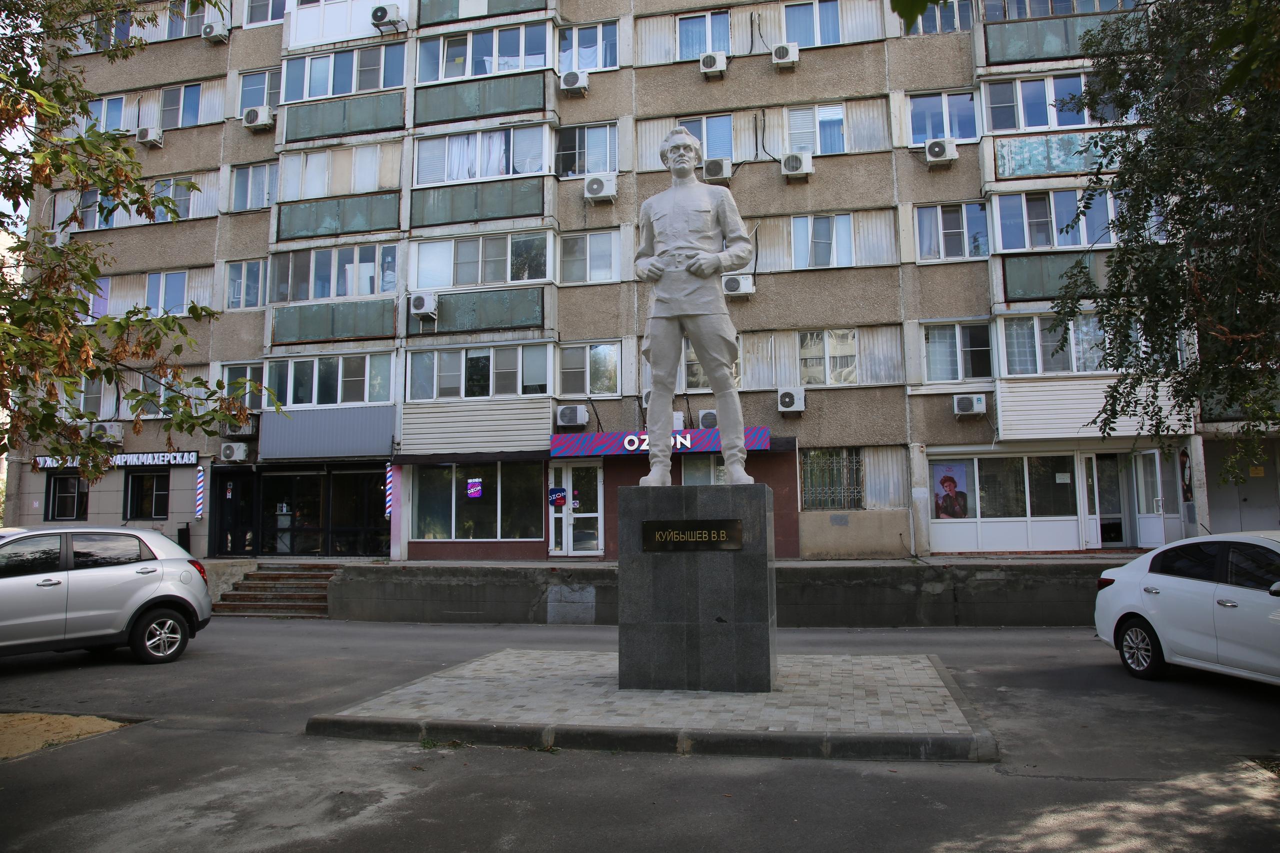 «Скрытый ото всех». В Волгограде «оживили» памятник герою Гражданской войны — показываем фото «до»…