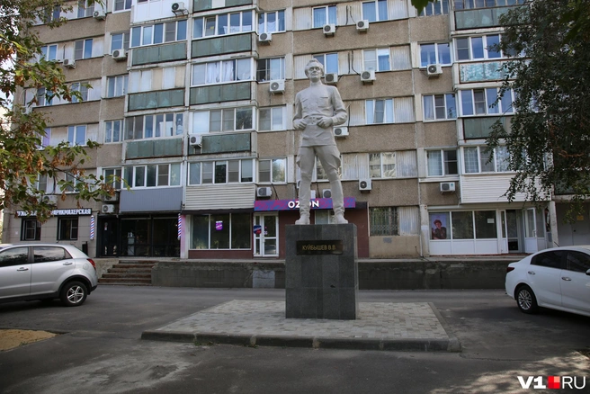 На памятнике появилась и табличка с именем героя | Источник: Константин Завриков / V1.RU