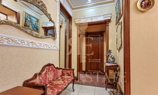 А в прихожей стоит диванчик  | Источник: Real Estate / N1