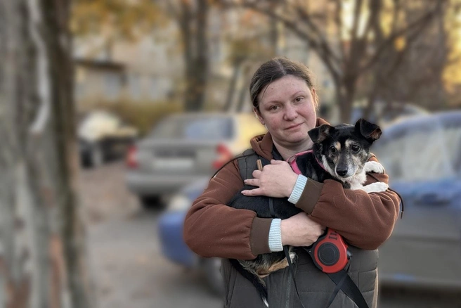 Юлия Воронина смогла вынести собаку из разрушенного дома только к обеду | Источник: Ирина Бабичева / 161.RU