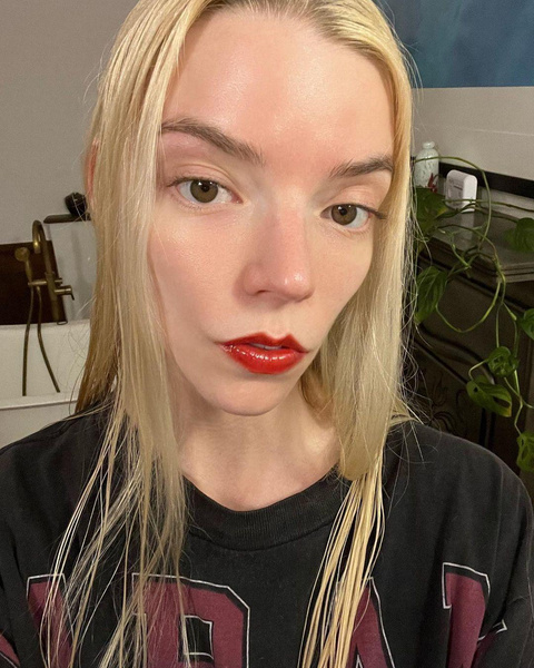 Без туши и с кирпичной помадой — модный минималистичный макияж Ани Тейлор-Джой на лето 2023