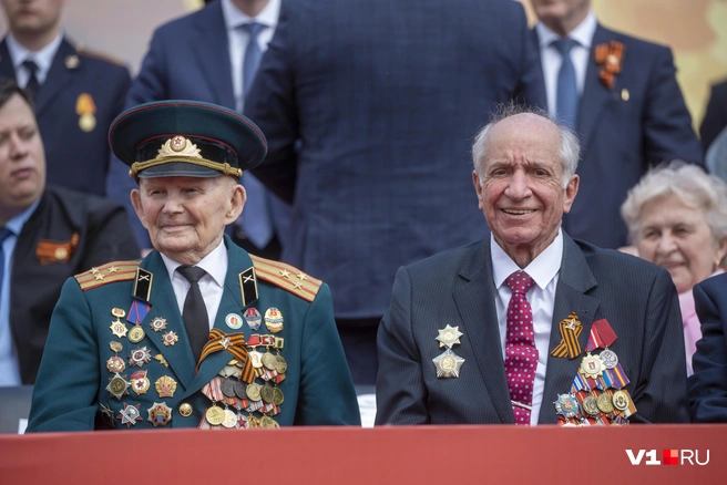 Справа председатель городского совета ветеранов Александр Струков | Источник: Константин Завриков / V1.RU