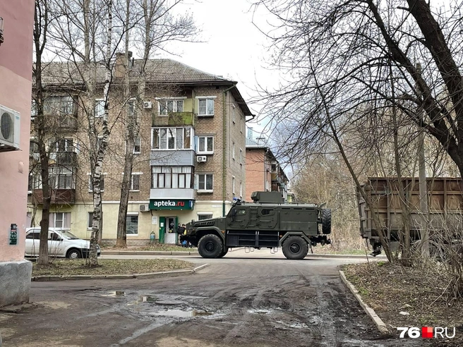 Спецслужбы начали разъезжаться в половине первого | Источник: Кирилл Поверинов