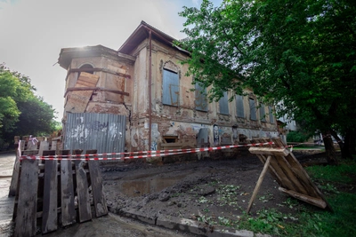 Старинный особняк в центре Екатеринбурга начали восстанавливать