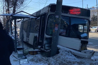 Bus crashes into bus stop in central Rostov