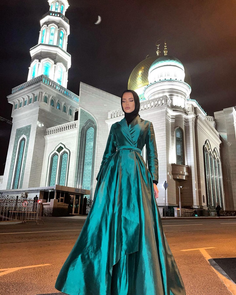 Фото №1 - Ради мужа, идеи и женщин в хиджабах: почему Волкова, Хабенский и другие звезды сменили веру
