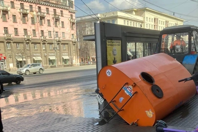 Машина дорожников провалилась в люк у остановки «Площадь Революции»