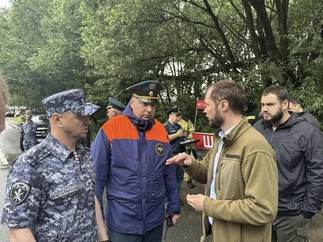 На месте пожара на «Тверской нефтебазе» развёрнут оперативный штаб, на месте находится губернатор Виталий Королёв (справа в бежевой куртке) | Источник: Виталий Королёв / max.ru