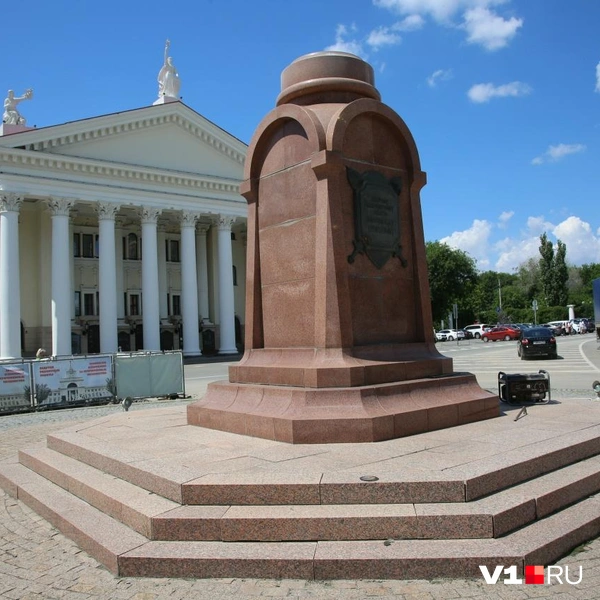 На площали Павших борцов остался только пустой постамент | Источник: Константин Завриков / V1.RU