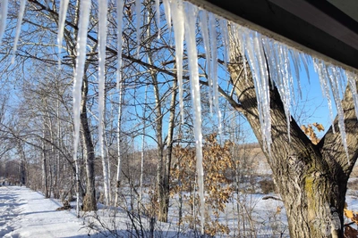 МЧС предупреждает о сходе снега и сосулек с крыш