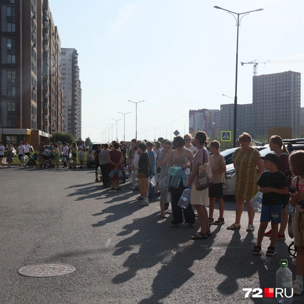 На одной из точек жители насчитали более 90 человек в ожидании водовоза | Источник: Ирина Шарова / 72.RU