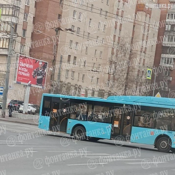 Очевидцы: автобус на Зины Портновой задел троллейбус и спровоцировал пробку | Источник: читатель «Фонтанки»