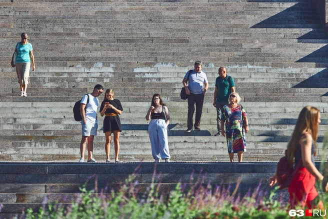 Народ бесконечно стягивается к набережной | Источник: Роман Данилкин / 63.RU