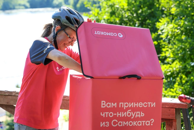 Марина Мигурина ломает стереотипный портрет курьера одним своим появлением | Источник: Артем Устюжанин