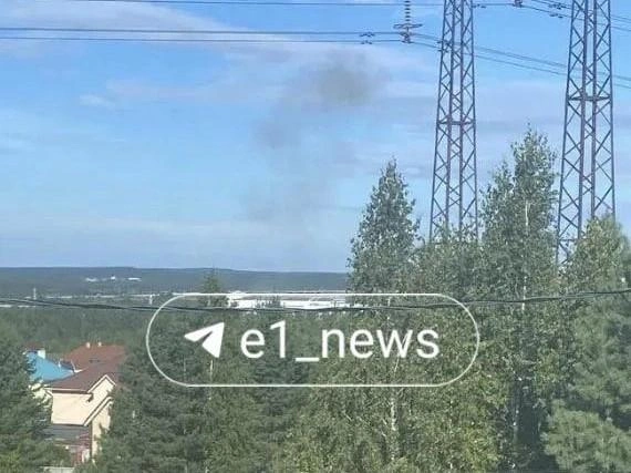 Дым заметили рядом со складом | Источник: Читатель E1.RU