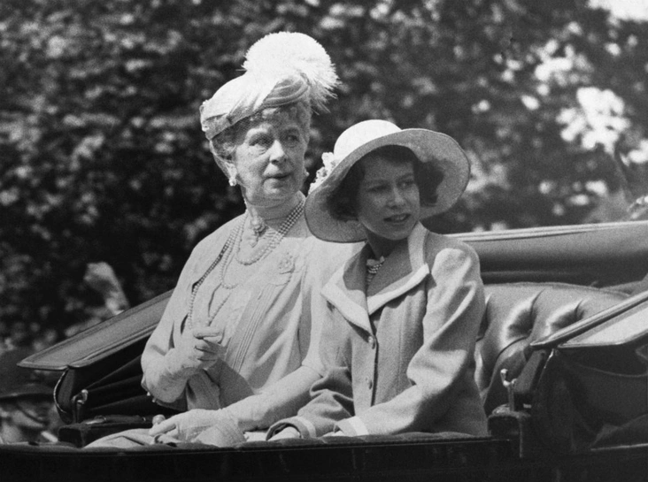 Мария Текская и принцесса Елизавета в открытой повозке, 1 января 1938