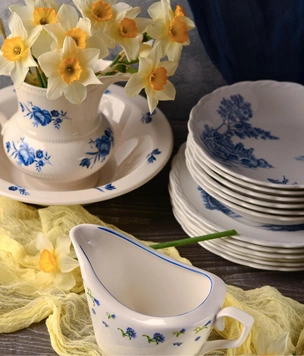 От бисквитного фарфора до ваз с цветочным принтом: как украсить дом к 8 Марта