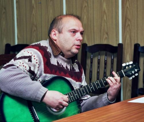 Андрей Лукачер выступает в культурных центрах с песнями под гитару