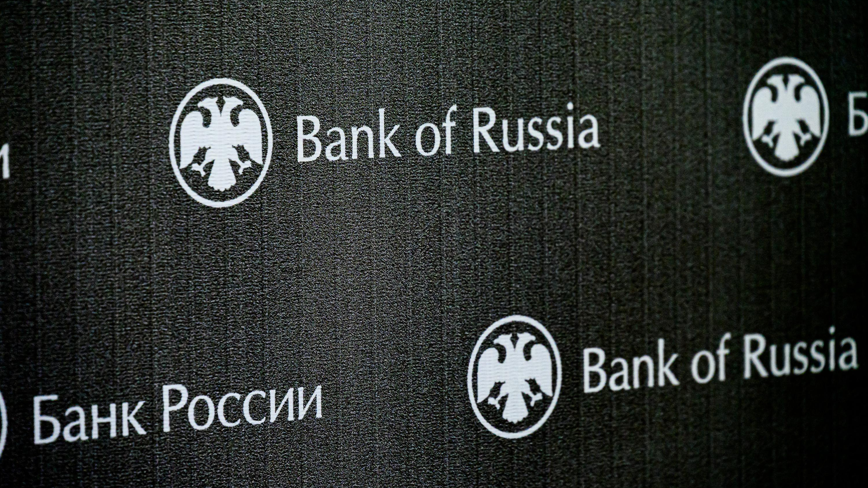 Ставки упадут до 16%. Куда нести деньги, пока банки обесценивают депозиты