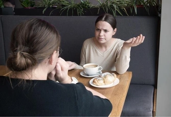 «Сестра считает, что у папы есть любовница, отдалилась от него и заодно поссорилась со старшим братом. Как всех помирить?»