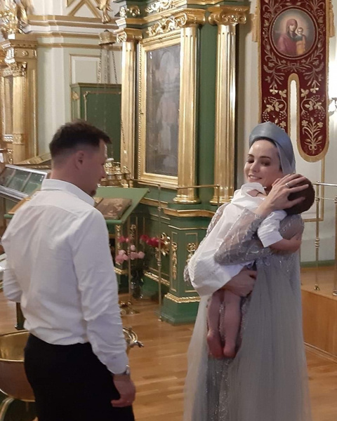 В кокошнике и фате: Диана Вишнева показала, как прошли крестины ее годовалого сына
